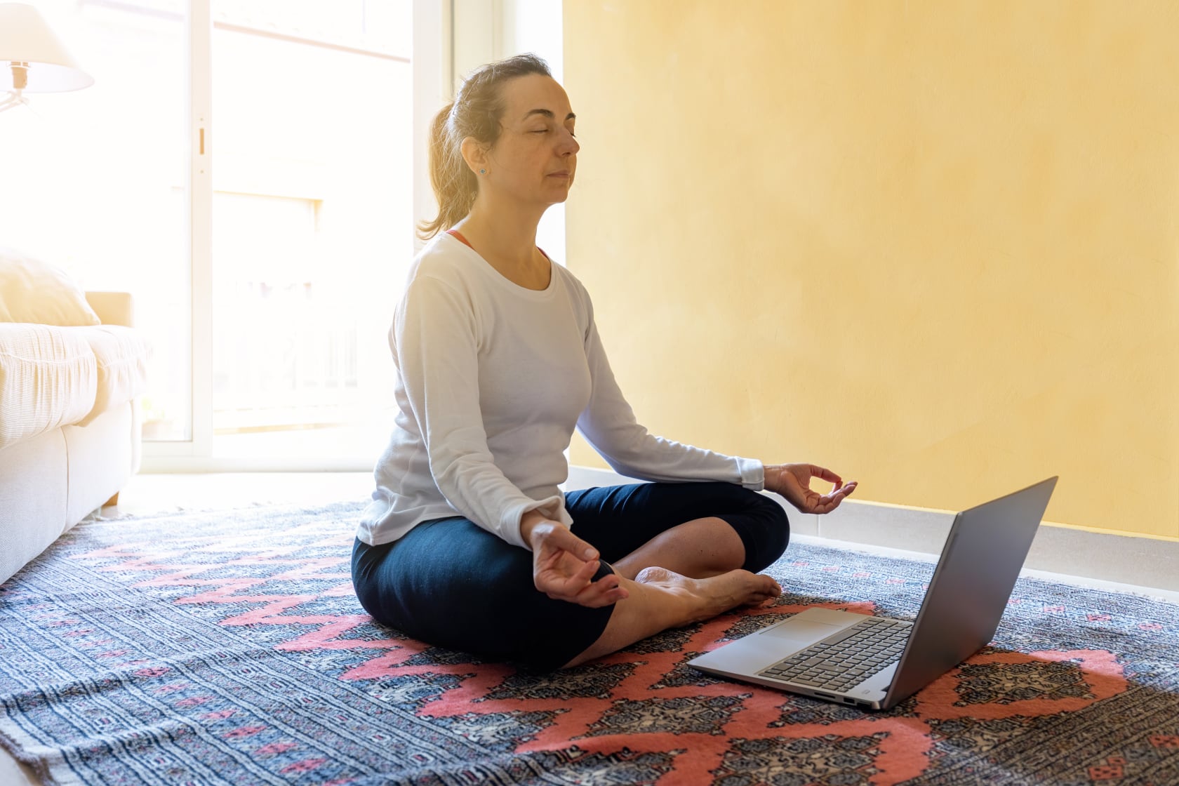 Joga mit Kollegen Joga Zuhause mit Kollegen